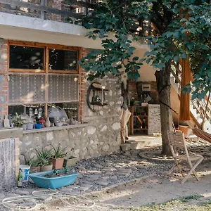 Gasthof The House In The Village, Pellumbas